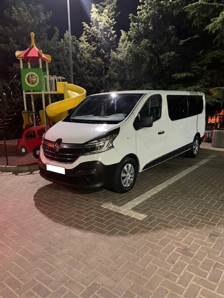 Белый Renault Trafic на стоянке